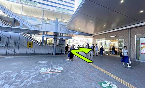 （1）JR船橋駅南口を出て右へ曲がり、道なりに進んでください。