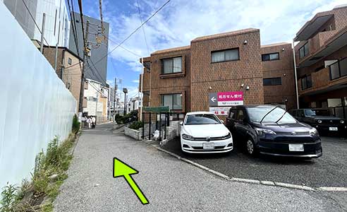 （5）Y字路を左に進むと、左手に建物が見えます。