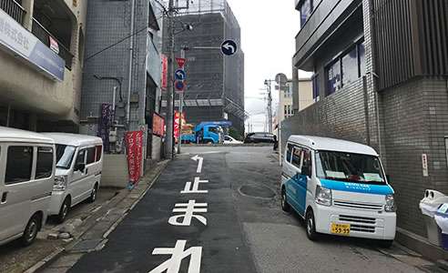 （4）道路の「止まれ」の指示表示のところで左折するとサロンのあるマンションに到着します。(すぐ近くにラーメン屋「大勝軒」があります)