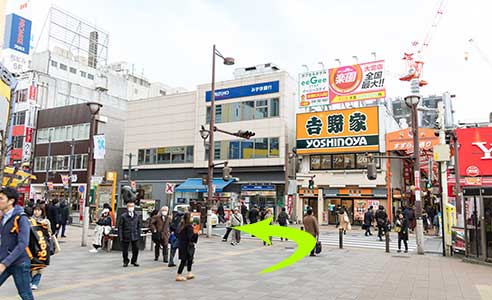 大宮駅東口を出て左へお進みください。