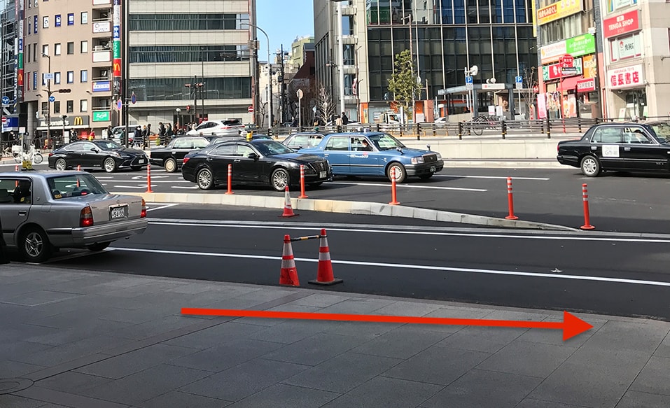 （1）JR三ノ宮駅東口を出て、正面にみえるロータリーを右方向へ進んでください。