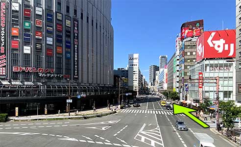 （1）ヨドバシカメラを左手に見て、右側の歩道を中津方面へ直進してください。