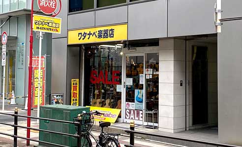 （3）1Fのワタナベ楽器店が目印です。楽器店の横の入口からすぐのエレベーターで５階までお越しください。