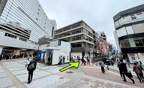 （1）相鉄本線横浜駅みなみ西口を出て、南幸橋方面へ向かってください。。