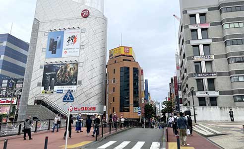 （2）南幸橋を渡り、直進してください。